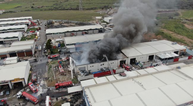 İzmir'de geri dönüşüm tesisindeki yangın 2 saat sonra kontrol altında