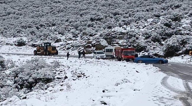 İzmir’de karda mahsur kalan 5 kişi için kurtarma çalışması başlatıldı