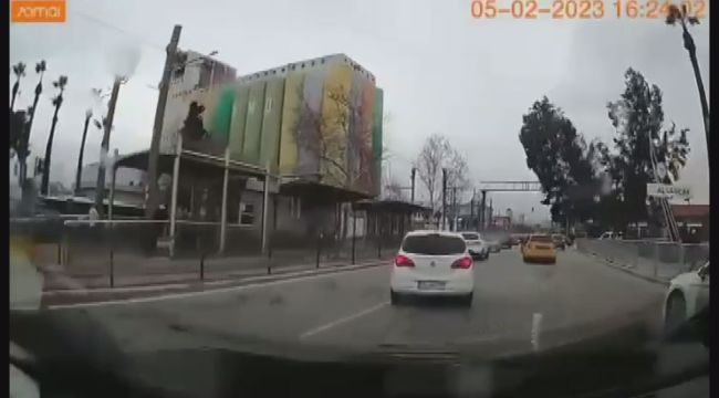 İzmir'de şiddetli fırtına: Ağaç devrilmeleri ve çatı uçmaları meydana geldi