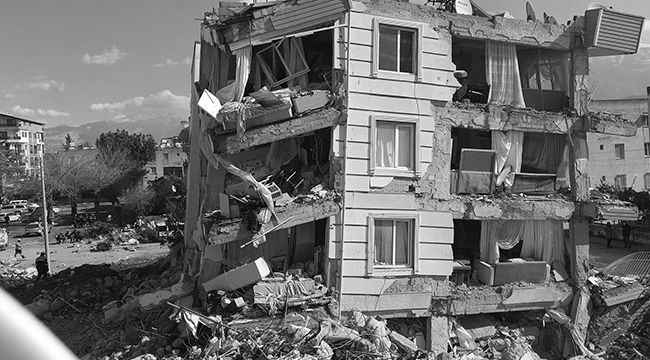 İzmir ekipleri depremin 102. saatinde bir canı daha kurtardı