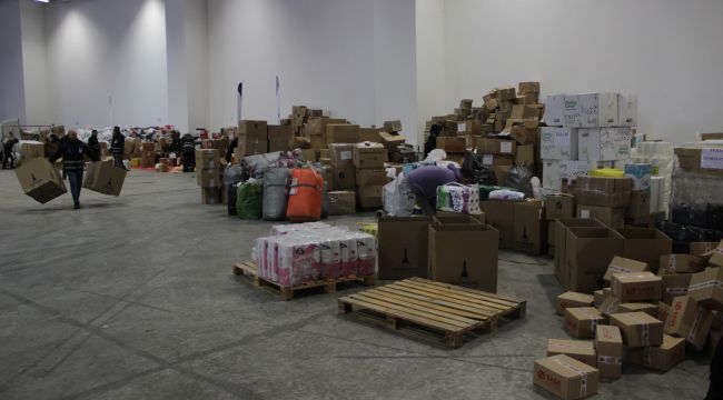 İzmirlilerden deprem bölgesine yardım seferberliği