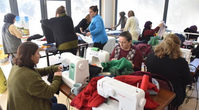 Kadınlar depremzedelere destek için dikiyorlar