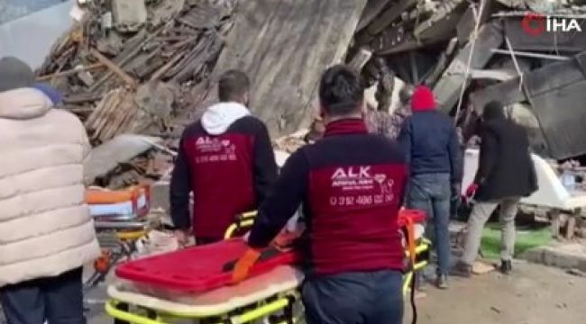 Kahramanmaraş'ta 3 kişinin olduğu belirlenen enkazda kurtarma çalışması başlatıldı