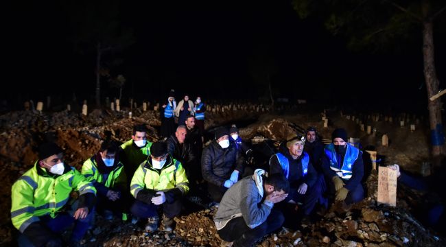Kahramanmaraş'ta defin işlemleri gece de sürüyor