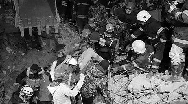 Kahramanmaraş'ta depremden 95 saat sonra yaşlı bir kadın enkazdan sağ çıkarıldı