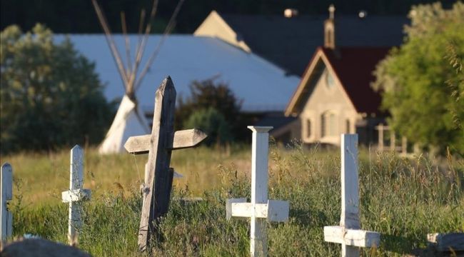 Kanada'da yatılı kilise okulunun bahçesinde 17 mezar bulundu