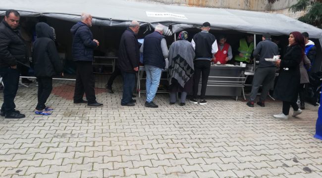 Kaş’ta depremzedelere sıcak yemek desteği