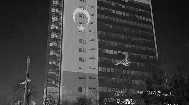 Kosova Başbakanlık binasına Türk bayrağı silueti yansıtıldı