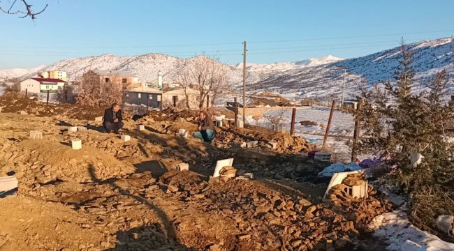Köyü vuran depremde aynı aileden 14 kişi hayatını kaybetti