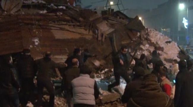 Kurtarmak isterken çatının altında kaldılar