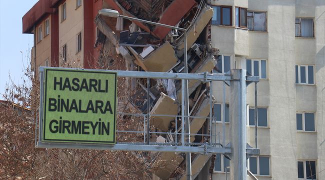 Malatya'da tabelalara Hasarlı binalara girmeyin yazıları yazıldı