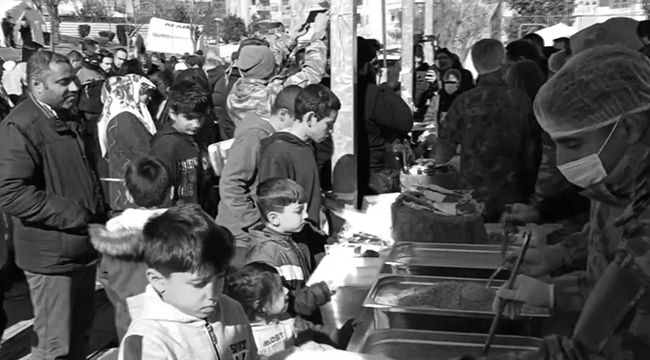 Mehmetçik Şanlıurfa'da depremzedelere sıcak yemek dağıtıyor