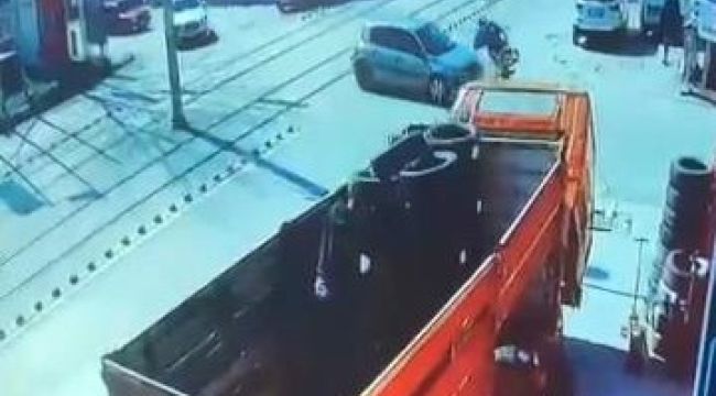 Motosiklet otomobil ile çarpıştı