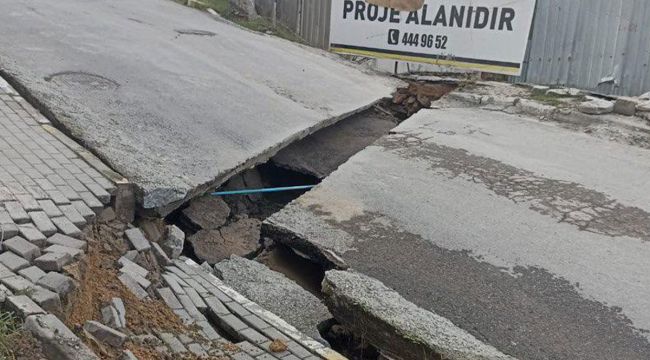 Pendik'te yolda çökme oluştu, iki apartman tahliye edildi