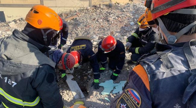 Rus ekip Kahramanmaraş'ta enkazda bulduğu 150 bin doları polise teslim etti