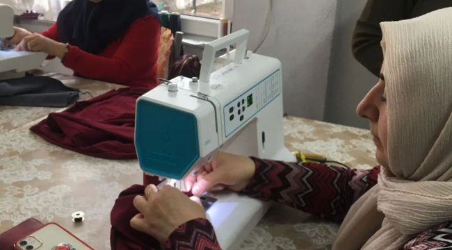 Safranbolu'da kadınlar depremzedeler için kışlık kıyafet dikiyor