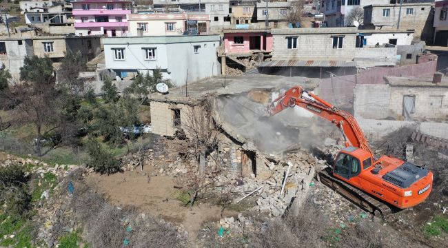 Şehitkamil’deki ağır hasarlı yapıların yıkımına başlandı