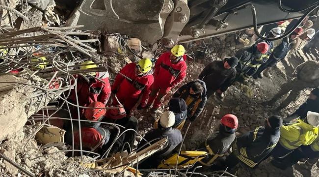 Şuurlu depremzede 102 saat sonra böyle kurtarıldı