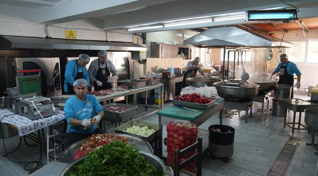 Tarsus'ta depremzedelere her gün 6 bin sıcak yemek