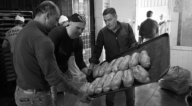 Tarsus'tan deprem bölgesine ekmek sevkiyatı