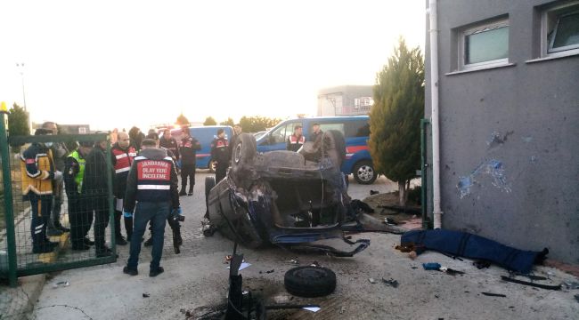 Tekirdağ'da taklalar atan otomobil, fabrikanın bahçesine daldı