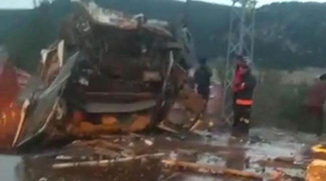 Toprak sete çarpıp, devrilen TIR’ın sürücüsü hayatını kaybetti