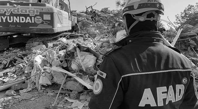 Van AFAD ekipleri enkaz altında sıkışan kediyi kurtardı
