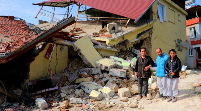 Zihinsel engelli çocuklarıyla balkondan atlayarak kurtuldu