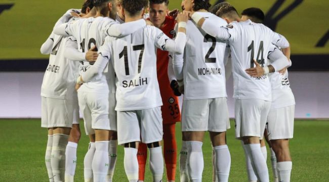Altay topu rakibine bırakıyor