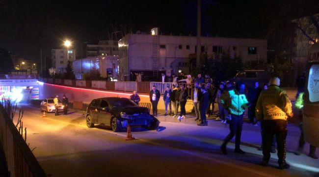 Bariyerlere çarptı, aracının başında "oğlum" diyerek feryat etti