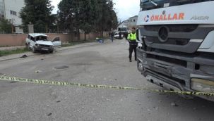 Beton mikseri otomobile çarptı