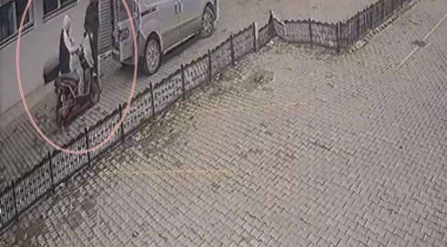 Binanın önünden motosikleti saniyeler içinde çaldılar