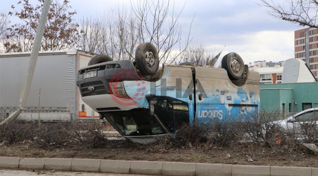 Bir aracın çarpması sonucu takla atan kamyonetin sürücüsü yaralandı