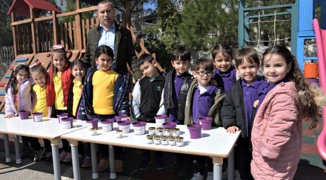 Bornovalı minikler toprağa dokundu: Sağlıklı gıdayı geleceğe taşıyoruz