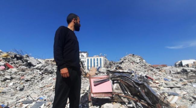 Danimarka'dan Hatay'a gelen genç, annesi ve ablasını arıyor