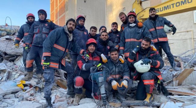 Depremzede itfaiyeciler ailelerini bırakıp yardıma koştu
