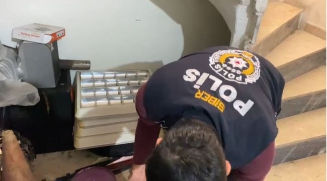 Depremzedeleri internette yayınladıkları sahte emlak ilanıyla dolandıran üç fırsatçı yakalandı