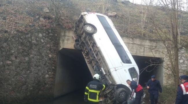 Dere yatağına düşen minibüsteki 13 kişi yaralandı