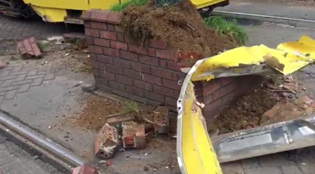 Eminönü'nde raydan çıkan tramvay kaza yaptı