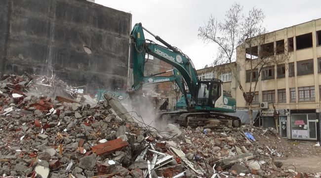 Enkaz kaldırma çalışmaları yağmura rağmen devam ediyor