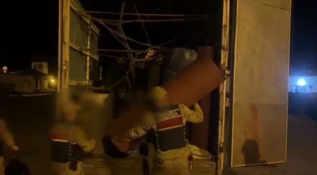 ‘Ev eşyası var' denilen kamyonda 60 göçmen çıktı
