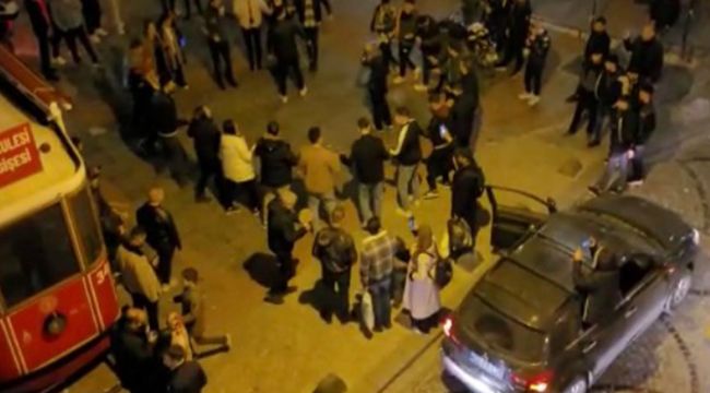 Hastane yolunu kesip halay çektiler