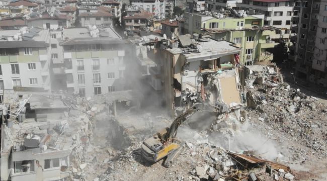 Hatay'da hasarlı binaların yıkımına devam ediliyor