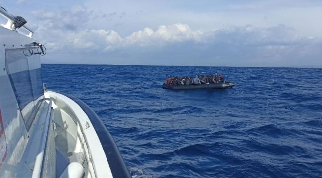 İzmir açıklarında 80 göçmen kurtarıldı