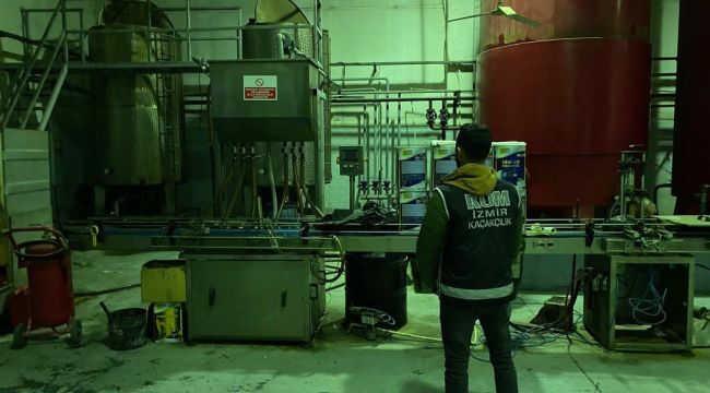 İzmir'de fabrikada 254 ton kaçak akaryakıt ele geçirildi