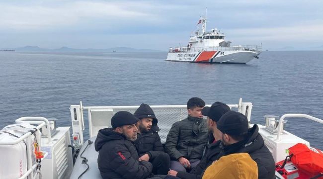 İzmir Dikili'de 54 göçmen kurtarıldı