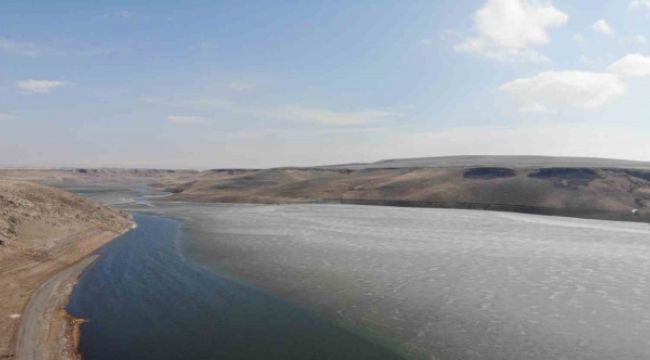 Kars Baraj Gölü'nün buzları çözülüyor