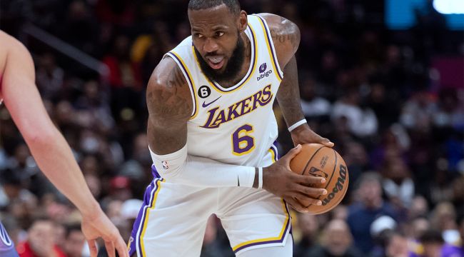 LeBron James en az 3 hafta daha yok