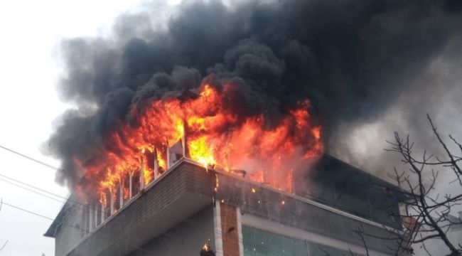 Site içinde bulunan apartmanın çatısı alev alev yandı