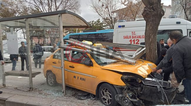 Taksi şoförü yayalara çarpmamak için durağa daldı